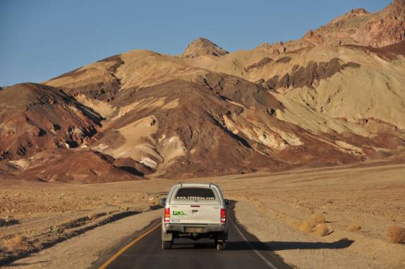 O luz do fim de tarde faz as cores do deserto ficarem ainda mais marcantes, no Death Valley National Park, na Califórnia - EUA